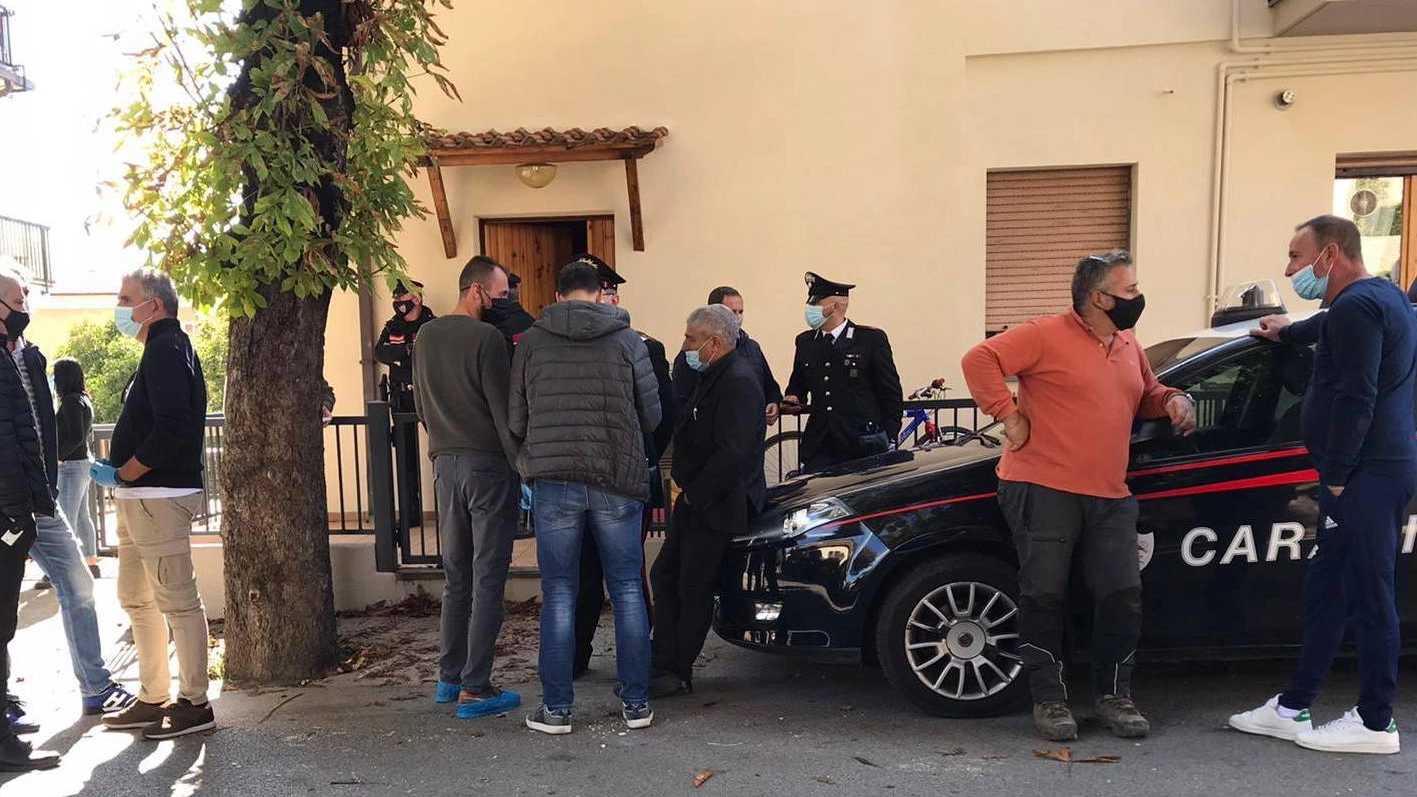 I carabinieri davanti all'abitazione dove si è consumata la tragedia