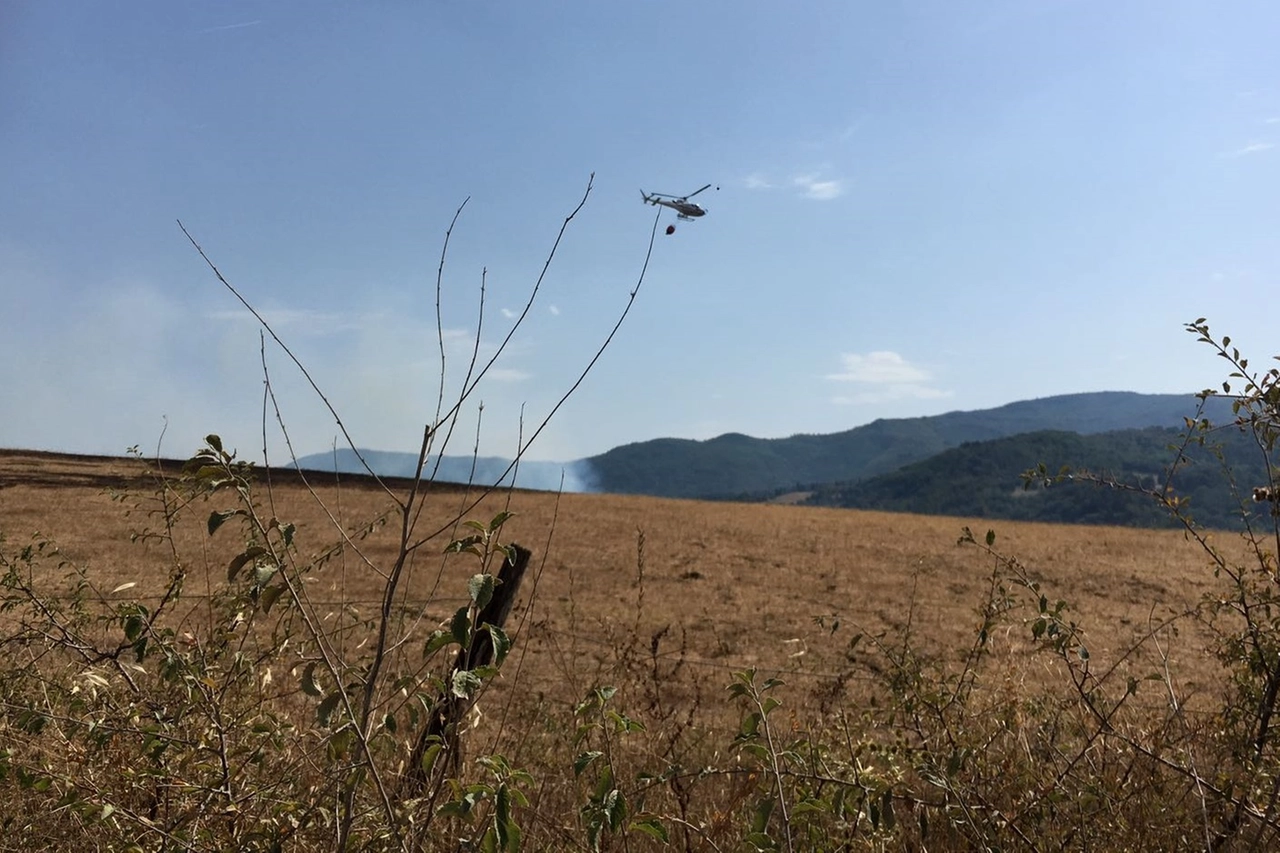 Incendio ad Ampinana, Vicchio. Tre abitazioni presidiate