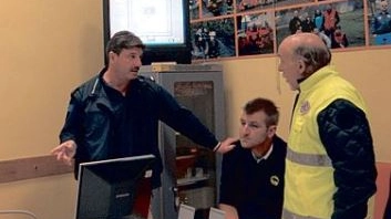 Riccardo Valdettari, a destra nella sala operativa in Comune durante una emergenza