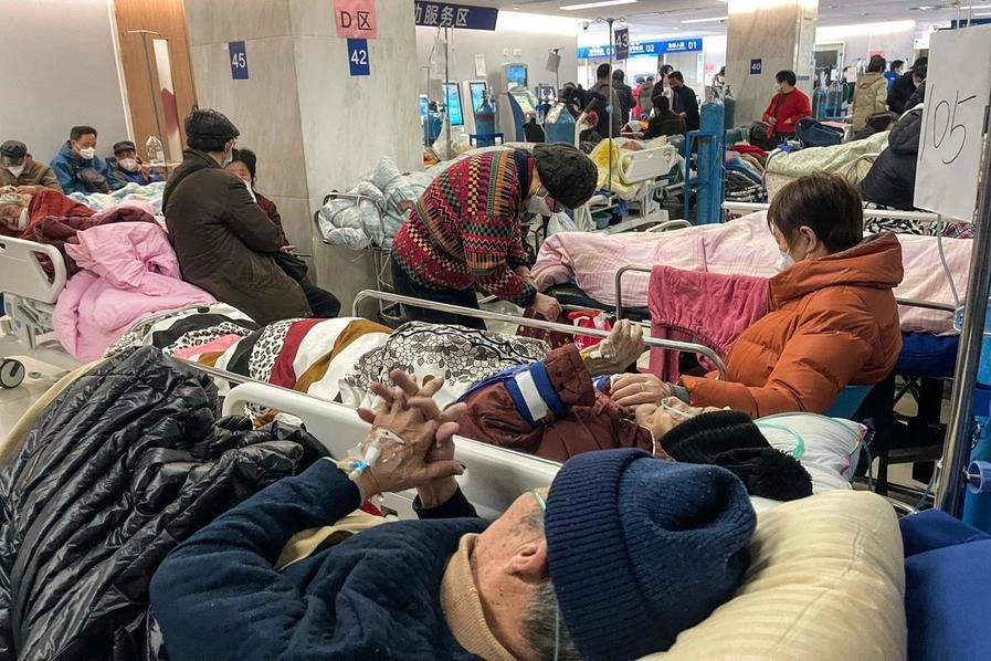 Covid in Cina: a Shanghai pazienti curati sui marciapiedi