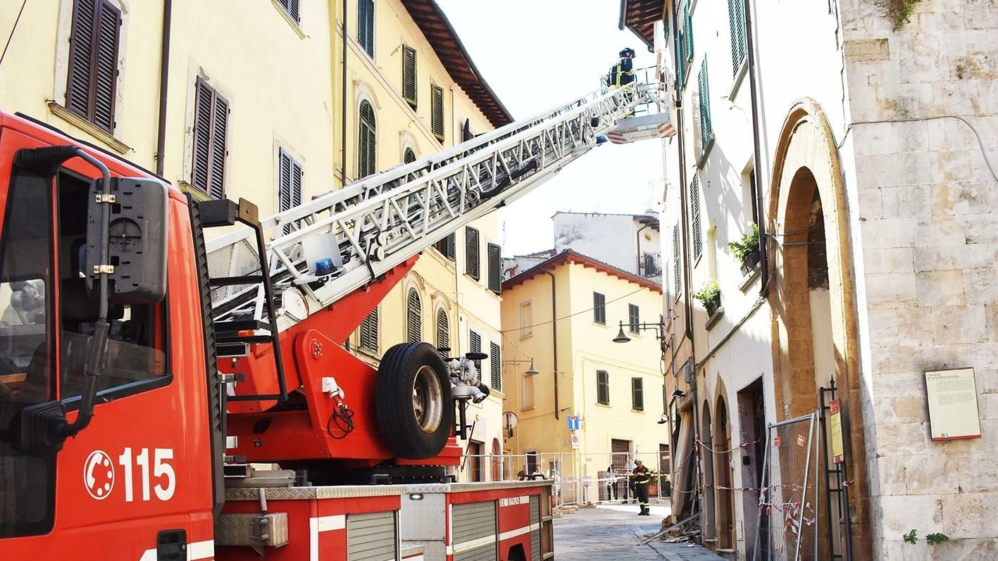 Crollo in centro: l’ora delle indagini. La Procura incarica i vigili del fuoco Crollo in centro: l’ora delle indagini. La Procura incarica i vigili del fuoco