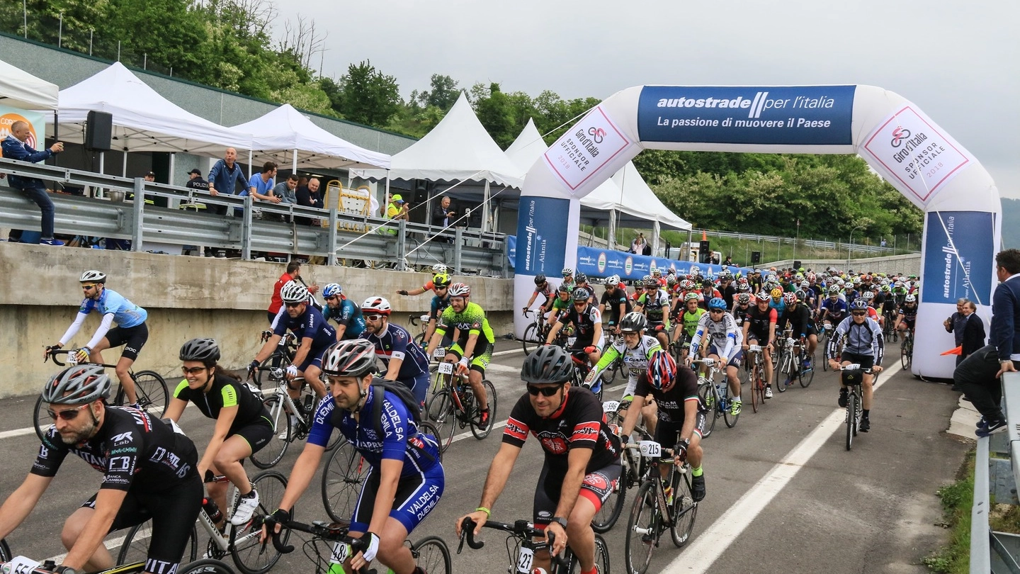 Un momento della partenza del Giro sull’autostrada Panoramica 2018