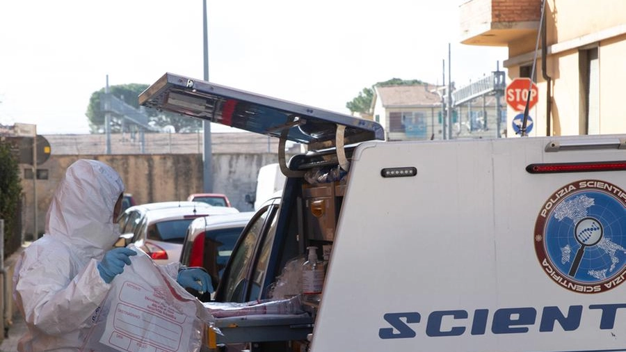 La polizia scientifica con il furgone attrezzato davanti alla casa (Foto Valtriani)