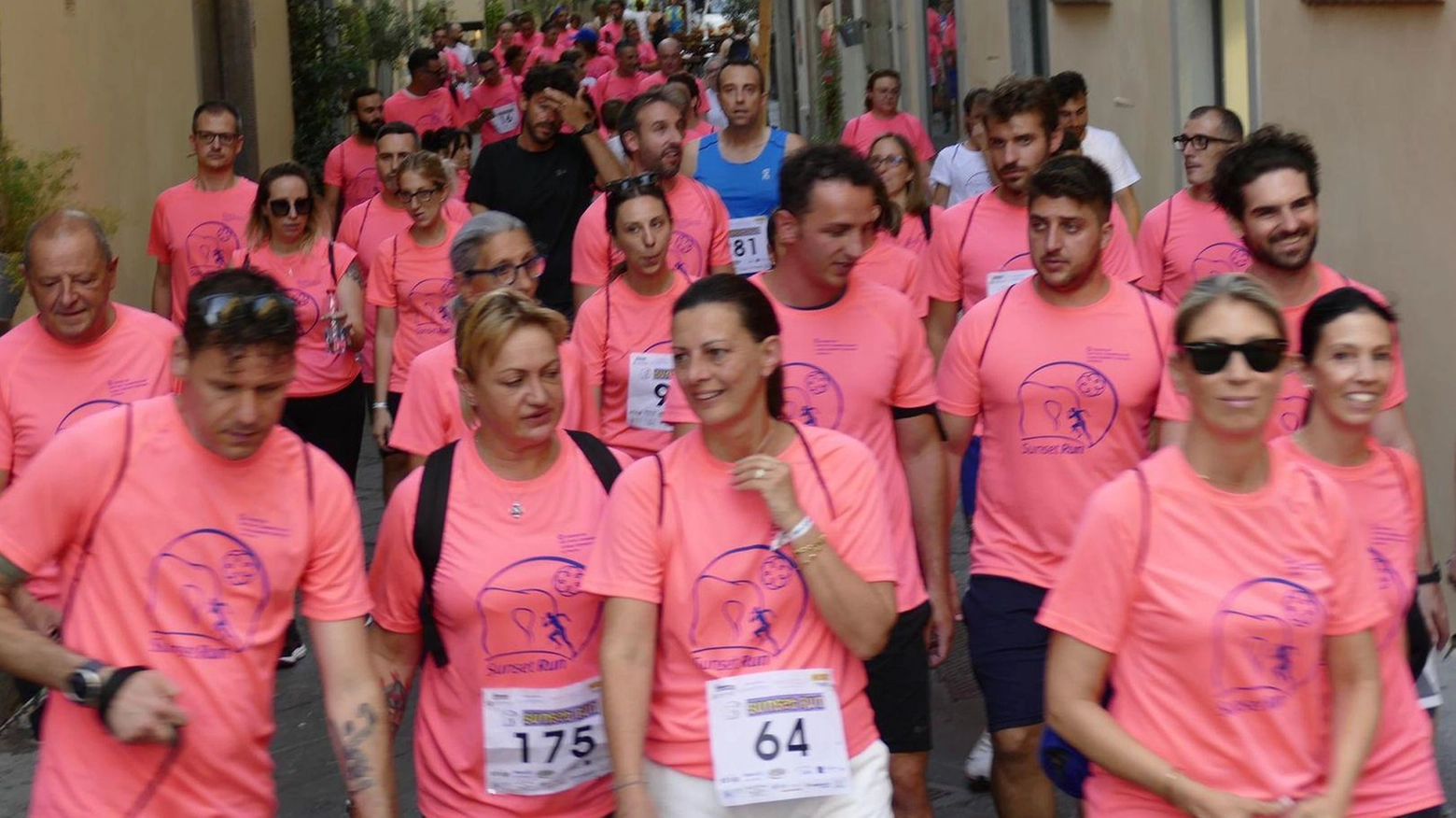 Sunset Run, il centro storico si colora di rosa  Cinquecento sfidano il caldo per la solidarietà