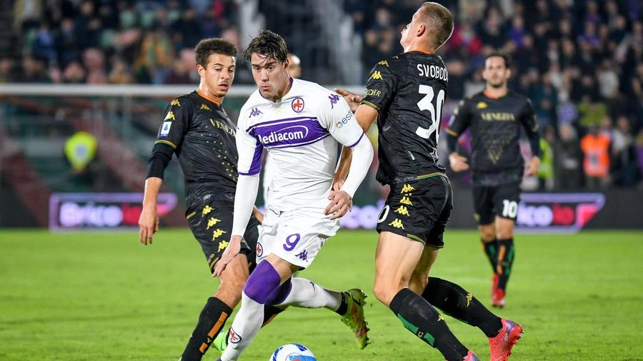 Vlahovic in azione contro la Fiorentina