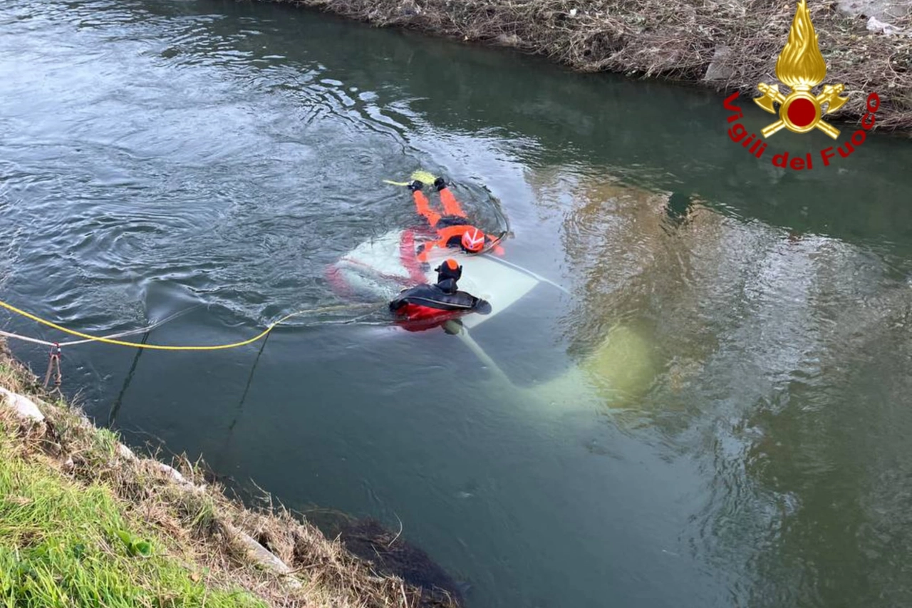 L'auto nel fiume