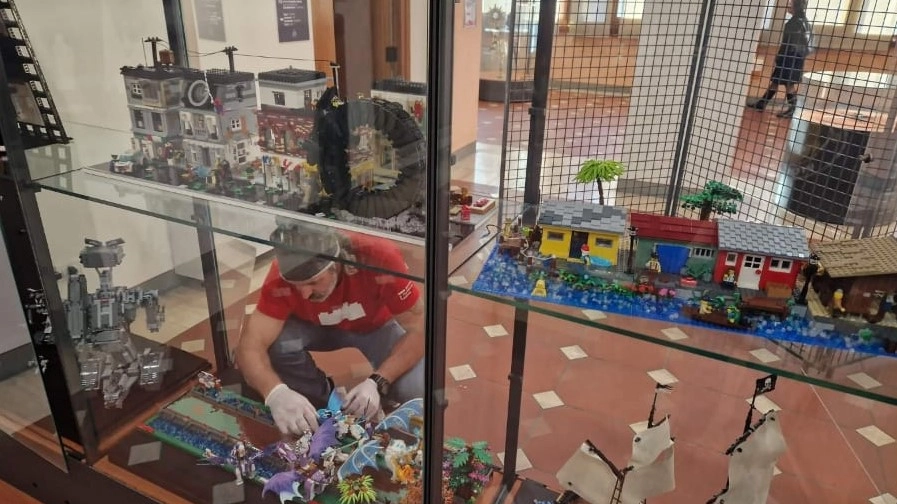 L'esposizione delle opere costruite con i mattoncini Lego