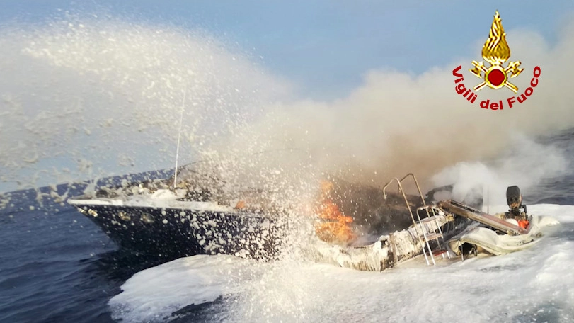 L'intervento dei vigili del fuoco per spegnere l'incendio sulla barca