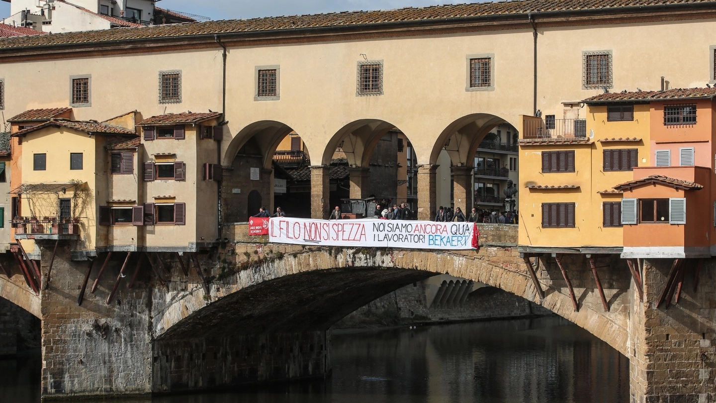 Firenze, Ponte Vecchio, striscione appeso dagli operai Bekaert (New Press Photo)