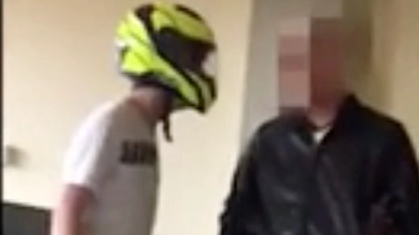 Uno dei sei studenti del ‘Carrara’ con il casco contro il  professore, nel video diventato virale sui social