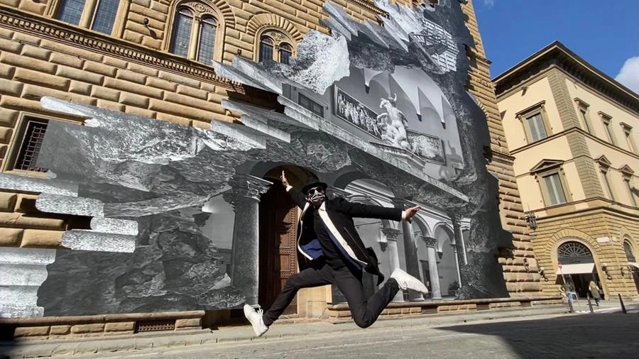 JR davanti alla sua opera a Palazzo Strozzi