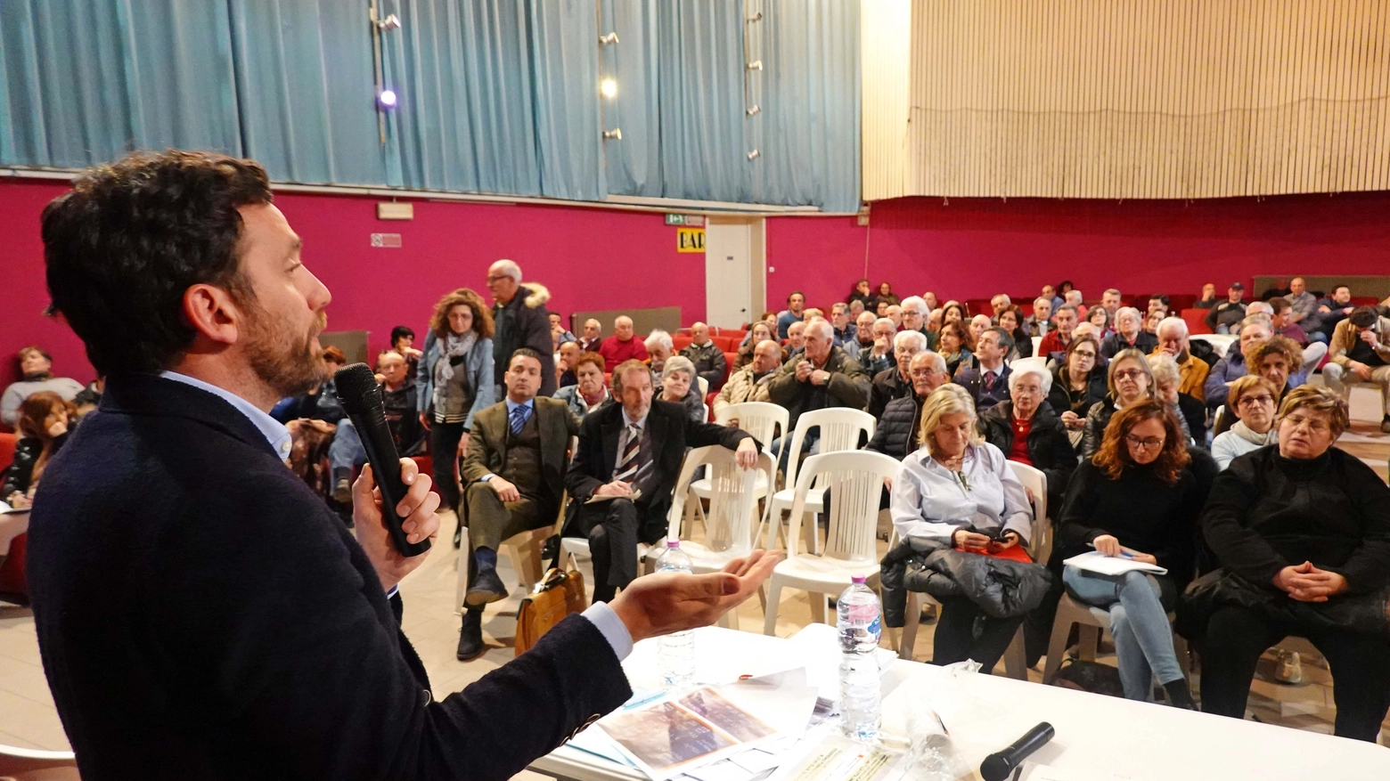 Una passata assemblea a Bottegone con il sindaco Tomasi (Luca Castellani/FotoCastellani)