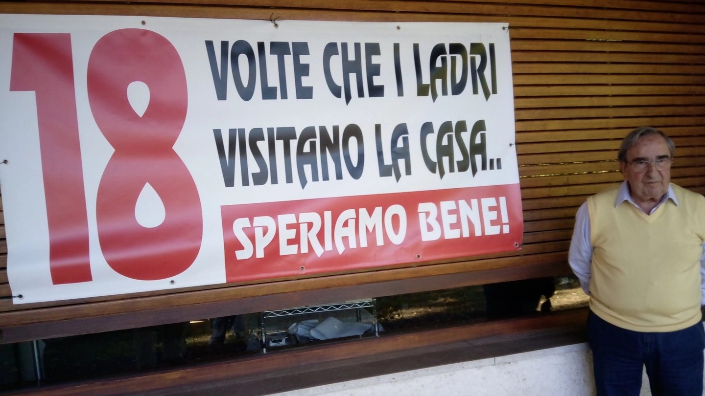 Il cartellone in plexiglas realizzato da Cesare Baldetti e affisso fuori dalla finestra