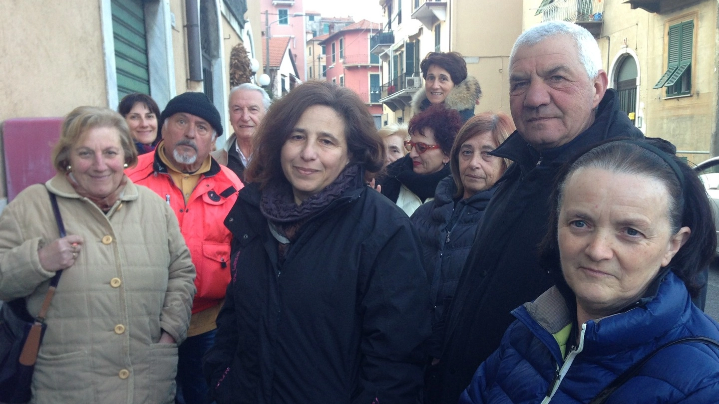 I cittadini del Fezzano nel giorno della protesta per la ventilata chiusura dell’ufficio postale del loro borgo