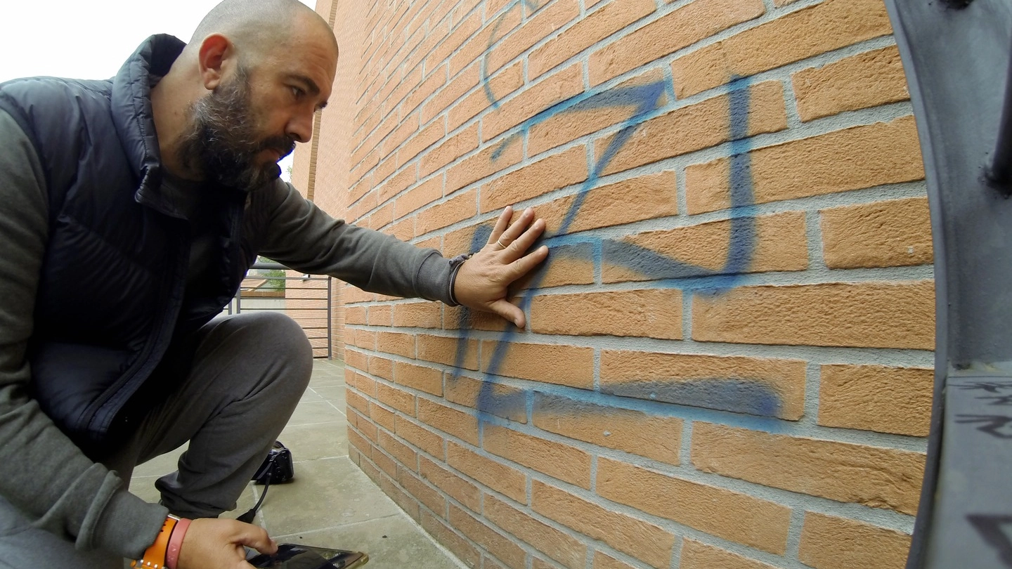 Scritte vandaliche a Fucecchio. Foto Gianni Nucci/Fotocronache Germogli