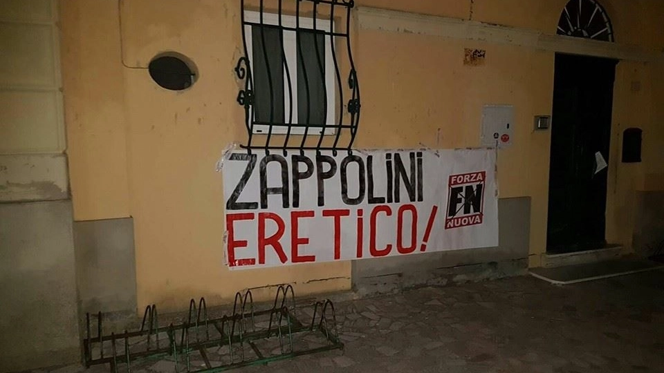 Lo striscione contro don Zappolini affisso da Forza Nuova a Perignano