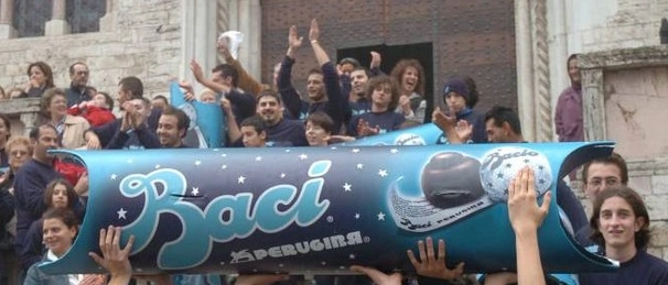 Il Bacio adesso 'parla' cinese e portoghese