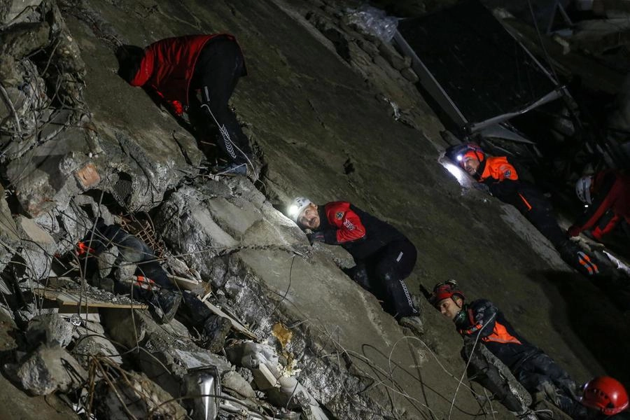 Terremoto in Turchia: si cercano superstiti