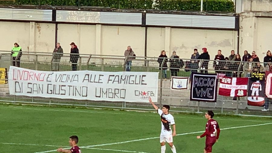 Lo striscione dei tifosi del Livorno