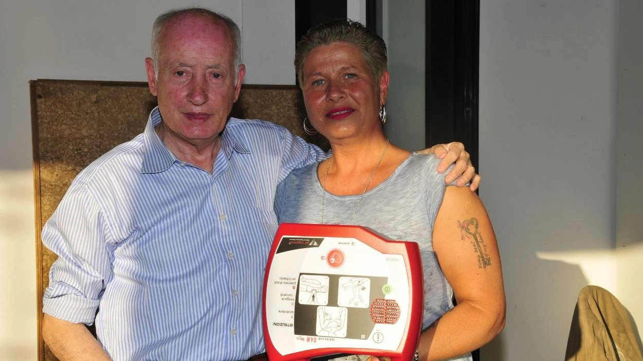 Luana Riva, arrivata apposta dalla Svizzera, consegna il defibrillatore al presidente della società Di Giannantonio
