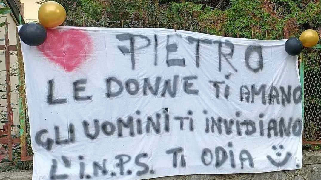 Pietro, “re di Fornoli“ per un giorno. Festa... regale per i suoi cento anni Pietro, “re di Fornoli“ per un giorno. Festa... regale per i suoi cento anni