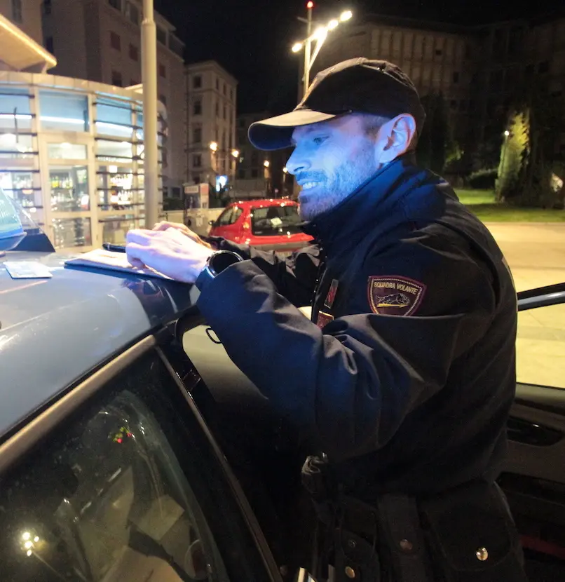 Barricata in camera per paura del marito