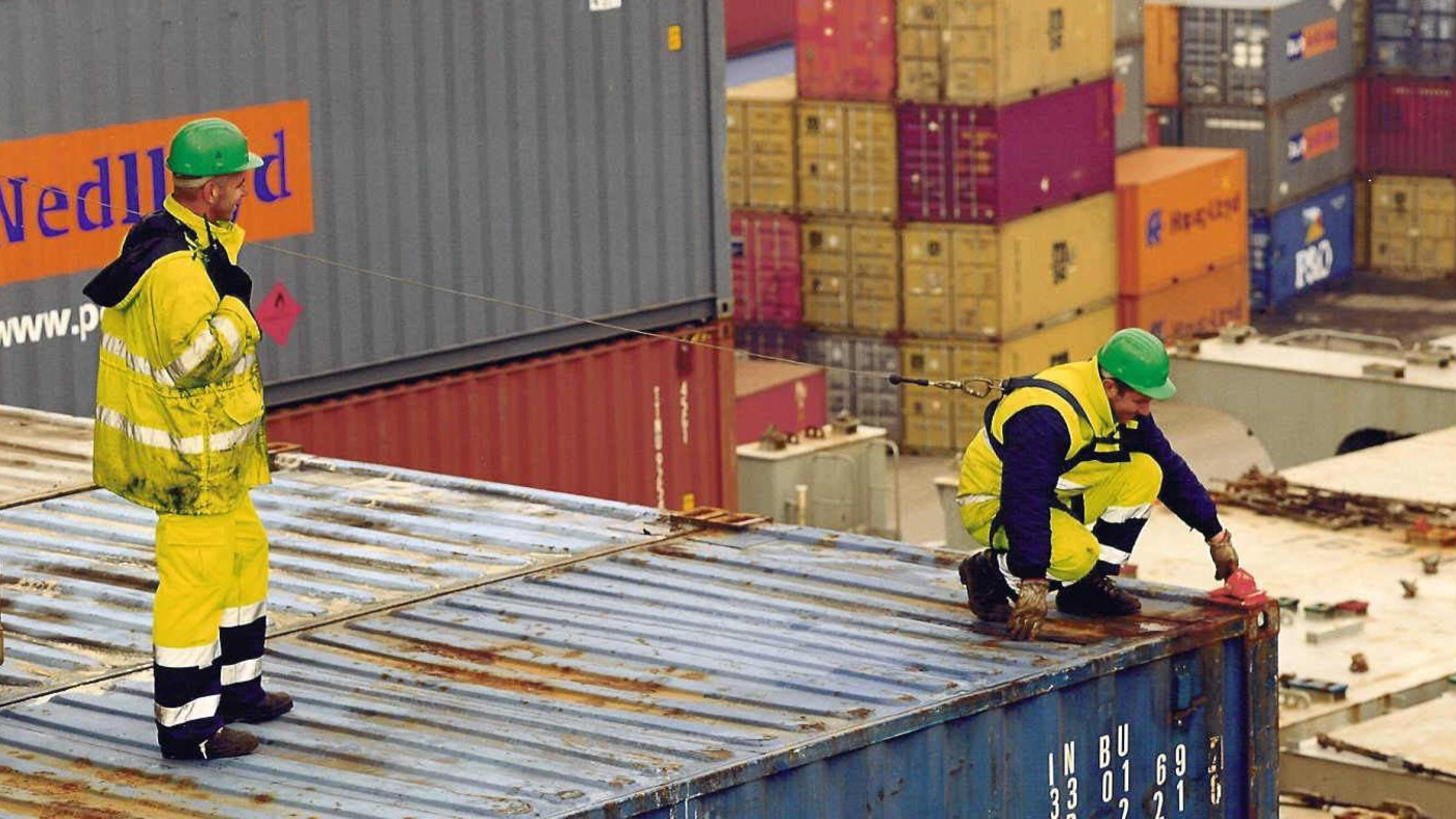 Migliaia di container vengono movimentati ogni giorno nell’area retroportuale (foto d’archivio)
