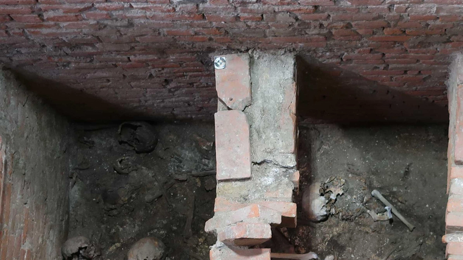 Tesori nell’ex convento Dagli scavi in S.Nicolao una tomba collettiva e l’epigrafe dei Guinigi Tesori nell’ex convento Dagli scavi in S.Nicolao una tomba collettiva e l’epigrafe dei Guinigi