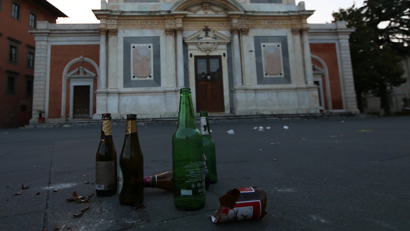 Movida, resti di bottiglie, in piazza dei Cavalieri (foto di Valtriani)