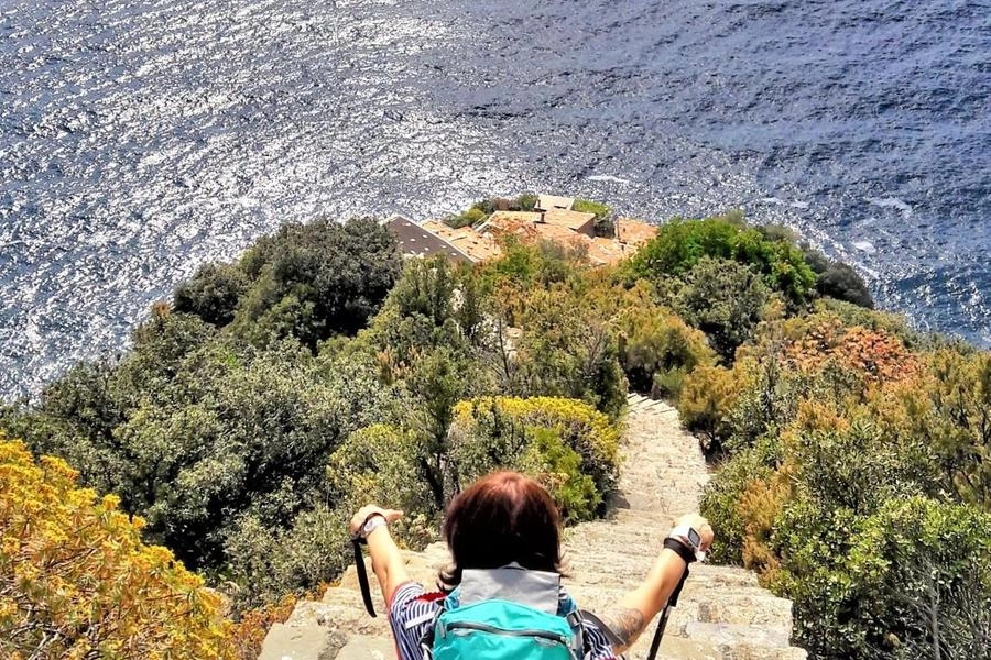 La celebre scalinata che scende verso il borgo di Monesteroli