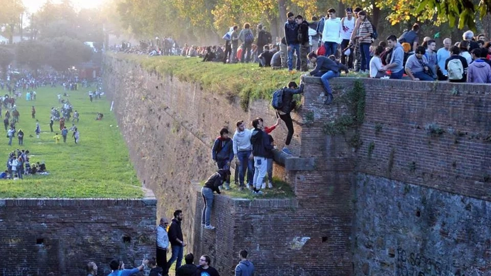 Nella foto di Domenico Bertuccelli a novembre 2014, la scalata delle Mura durante i Comics