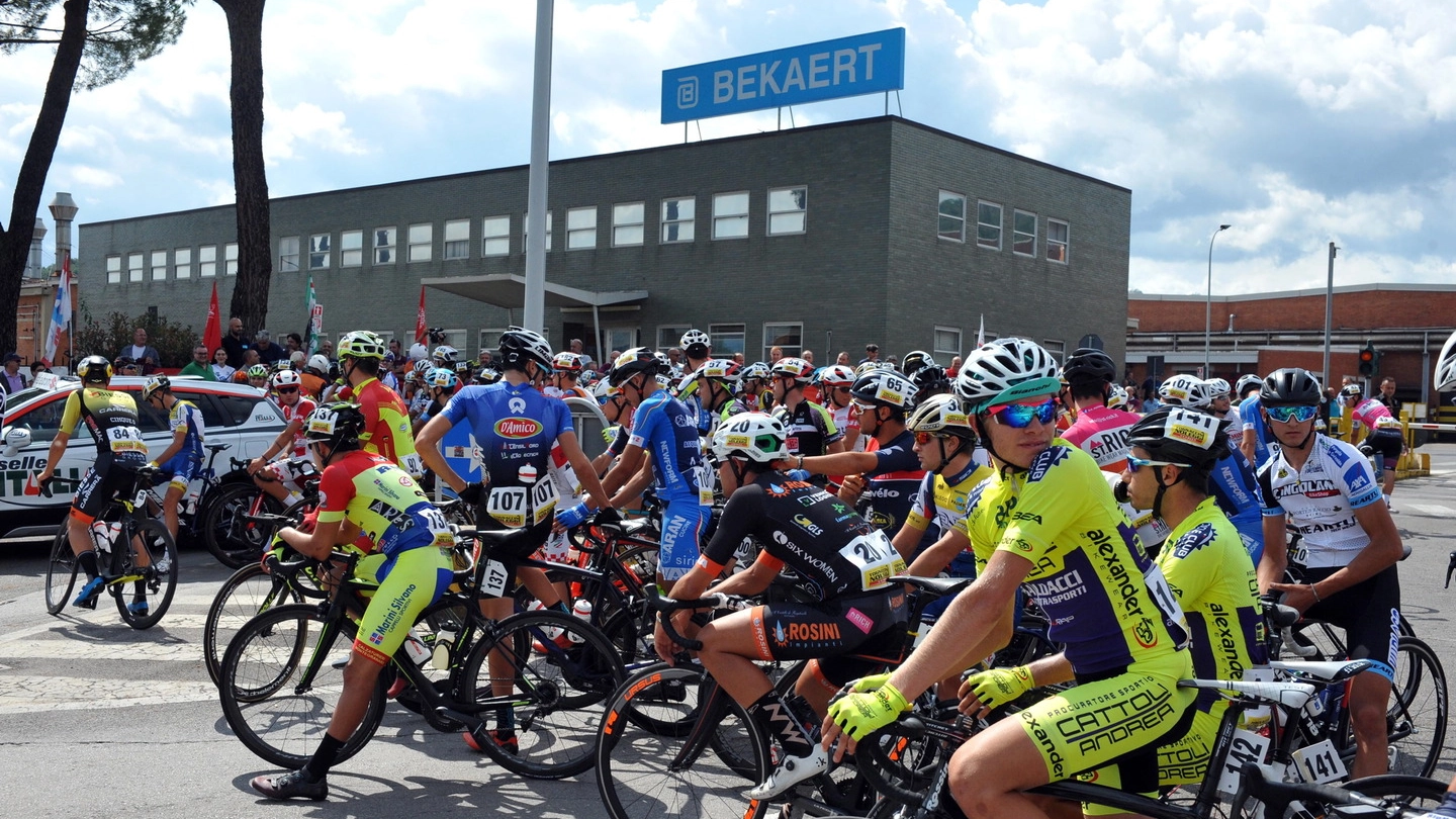 I ciclisti di fronte alla Bekaert (Fotocronache Germogli)