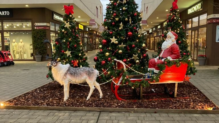 BRUGNATO Shopping, aria di festa e affari al Brugnato 5Terre Outlet Village, dove con il N...