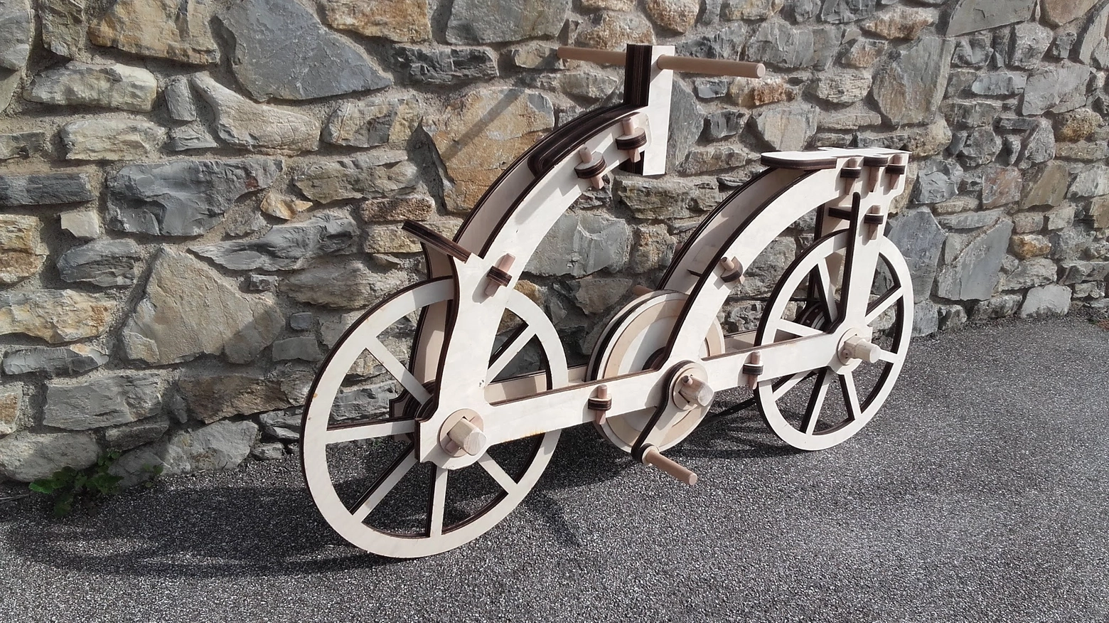 La bici di Leonardo in legno riciclato
