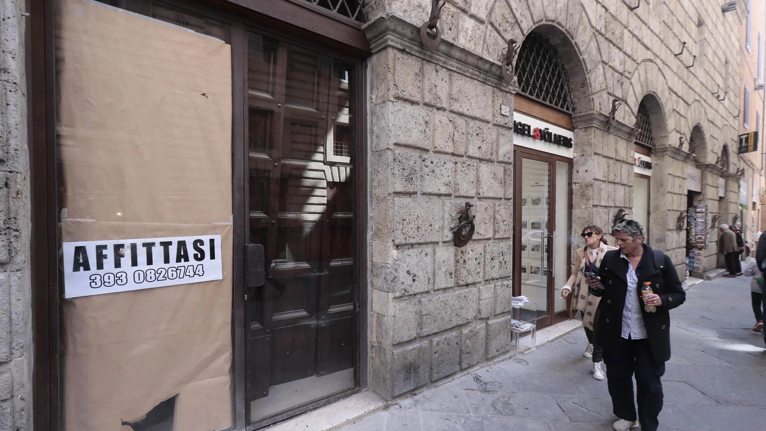 I due volti del commercio senese Nuove aperture, ma tanti fondi sfitti I due volti del commercio senese Nuove aperture, ma tanti fondi sfitti