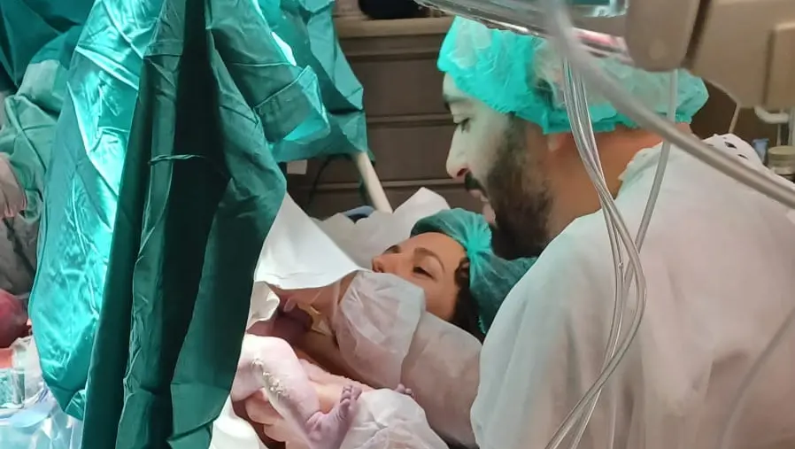 Il momento del parto cesareo (foto autorizzata dai genitori) Il momento del parto cesareo (foto autorizzata dai genitori)