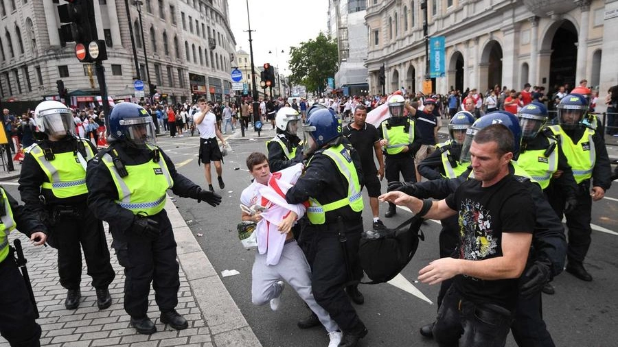 Scontri tra hooligan e polizia inglese