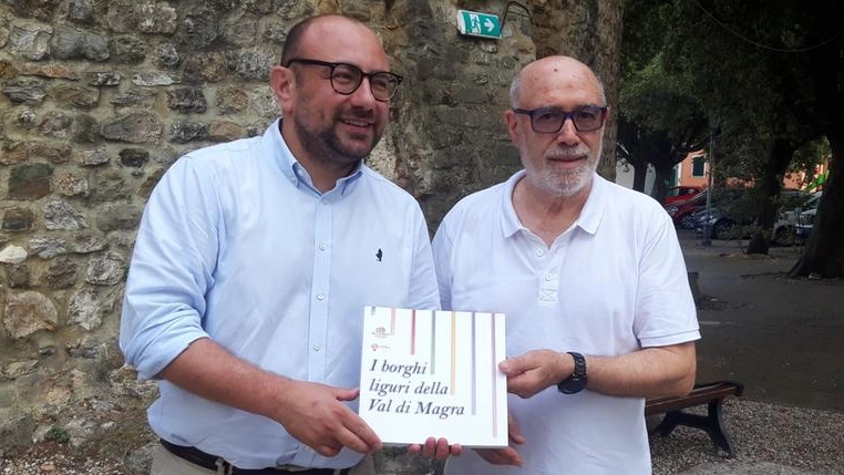 La consegna del libro al sindaco di Castelnuovo Magra