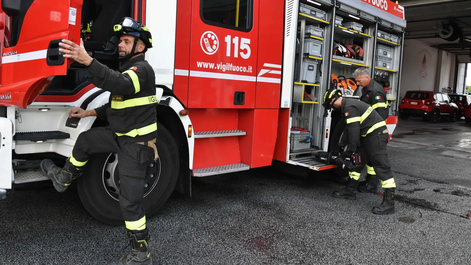Sul posto è intervenuta una squadra dei vigili del fuoco Sul posto è intervenuta una squadra dei vigili del fuoco