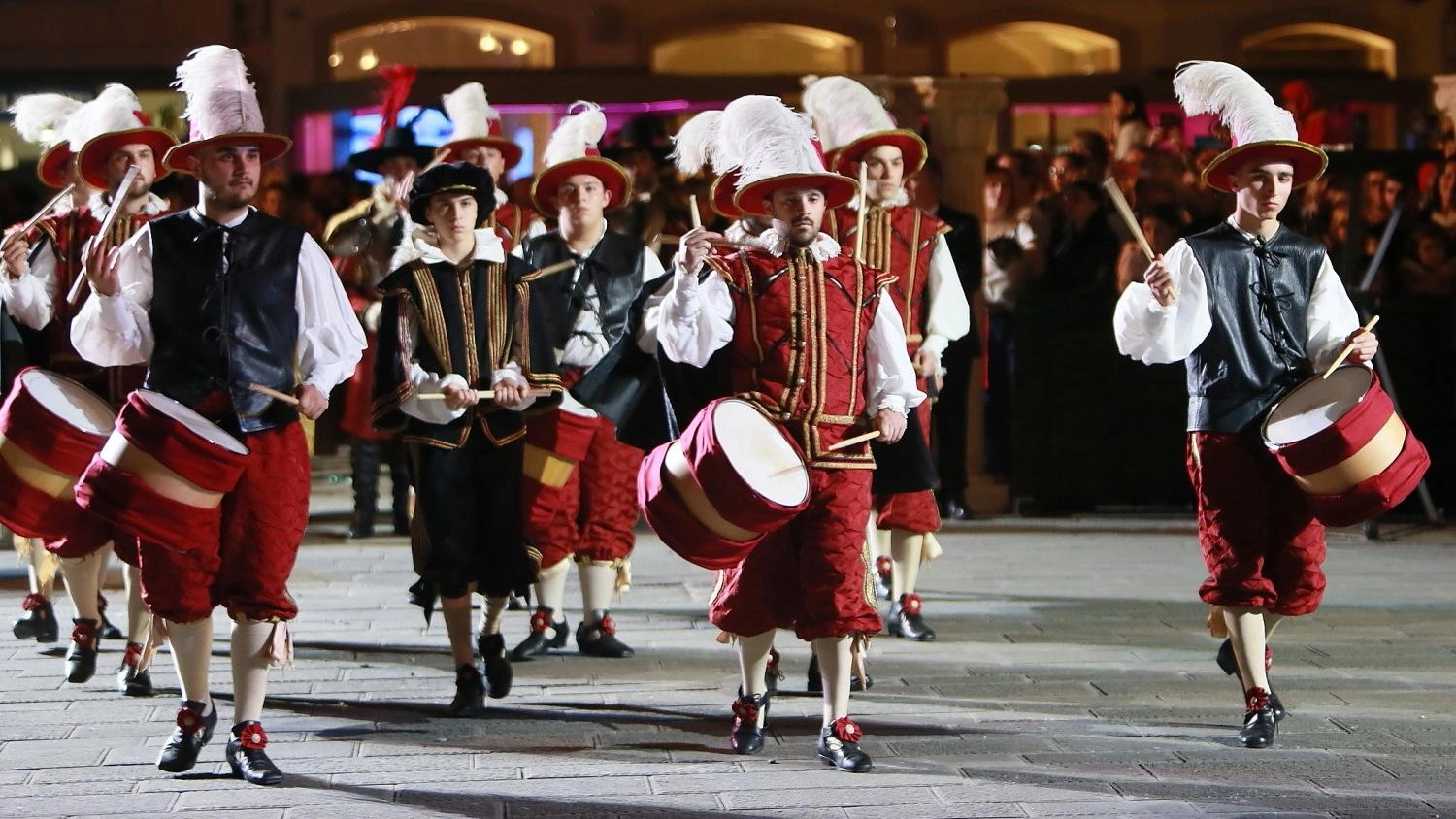 Il Barocco veste la città. Magìa del Corteo storico Il Barocco veste la città. Magìa del Corteo storico