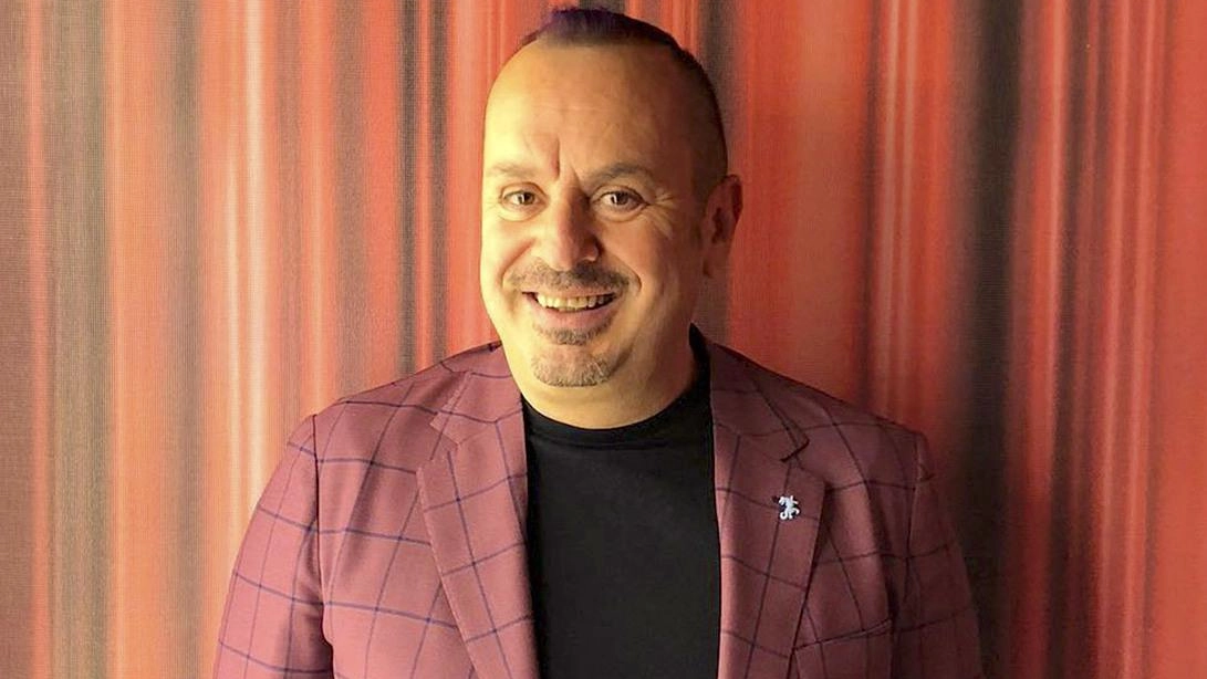 Fabio Canino presenta il suo libro "Le parole che mancano al cuore" a Palomar, San Giovanni Valdarno, per discutere di omofobia e stereotipi nel mondo del calcio. L'evento è organizzato dal Comune e vedrà la partecipazione di istituzioni e associazioni.