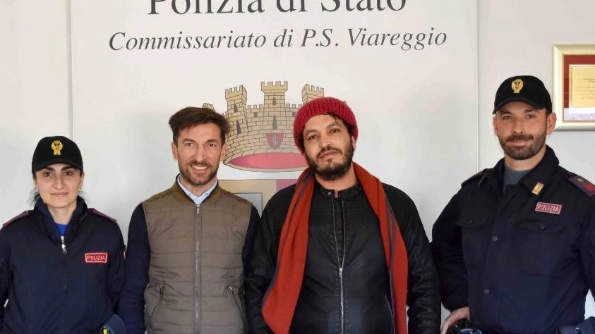  Fabio Giannotti con Mustapha e due agenti di Viareggio