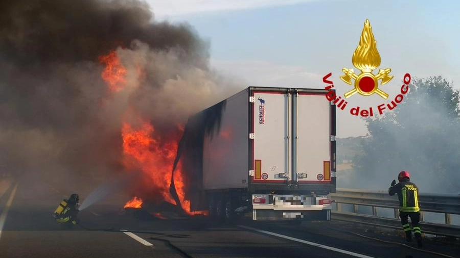 La scena dell'incendio sull'A1: il camion trasportava alimenti