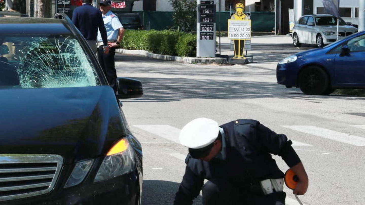 Gli agenti della Polizia municipale mentre effettuano le verifiche sul luogo dell’incidente, in viale Firenze