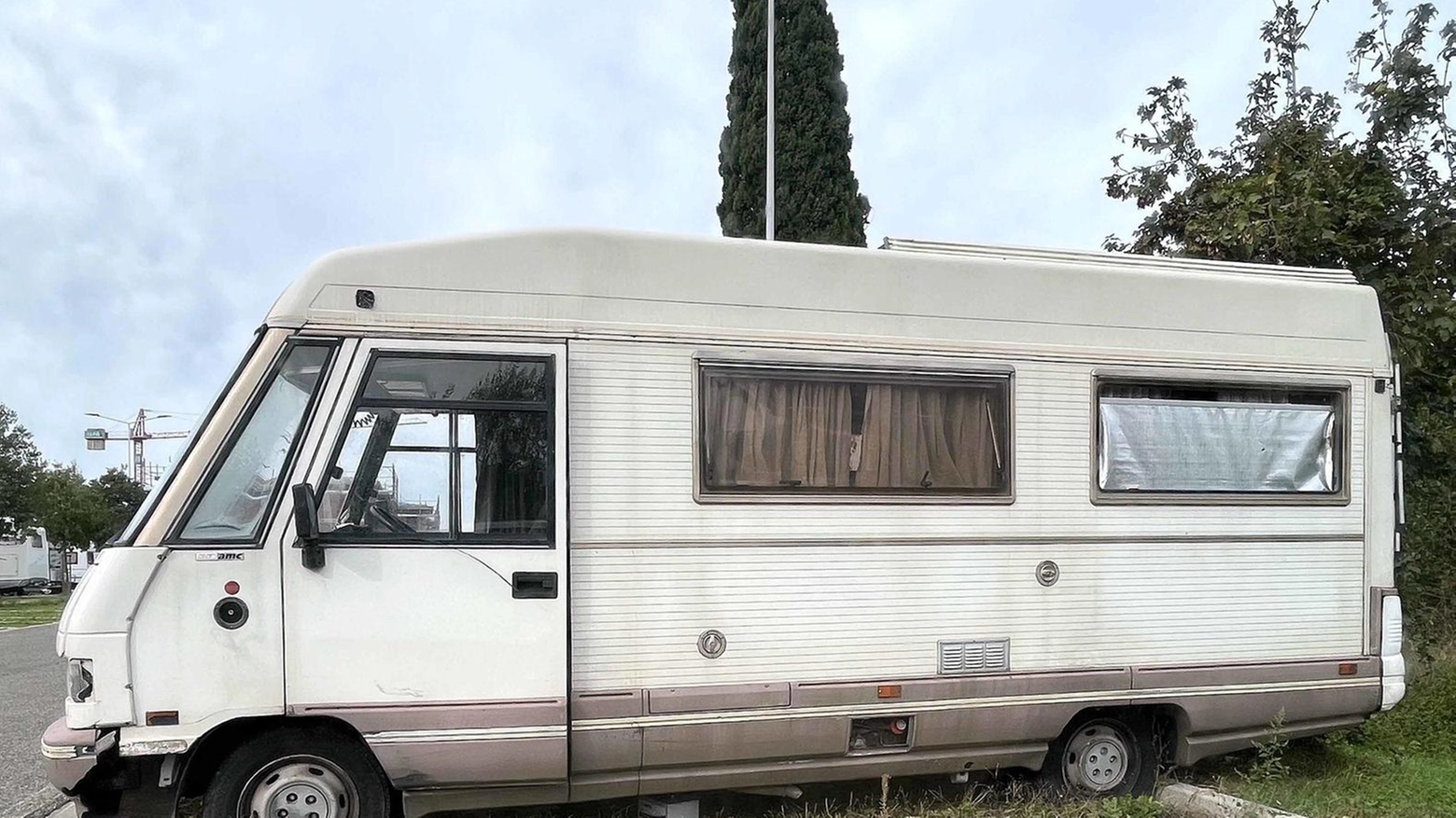 Il cimitero dei rottami. Batterie e gomme a terra. Viaggio tra camper e auto abbandonati in città Il cimitero dei rottami. Batterie e gomme a terra. Viaggio tra camper e auto abbandonati in città