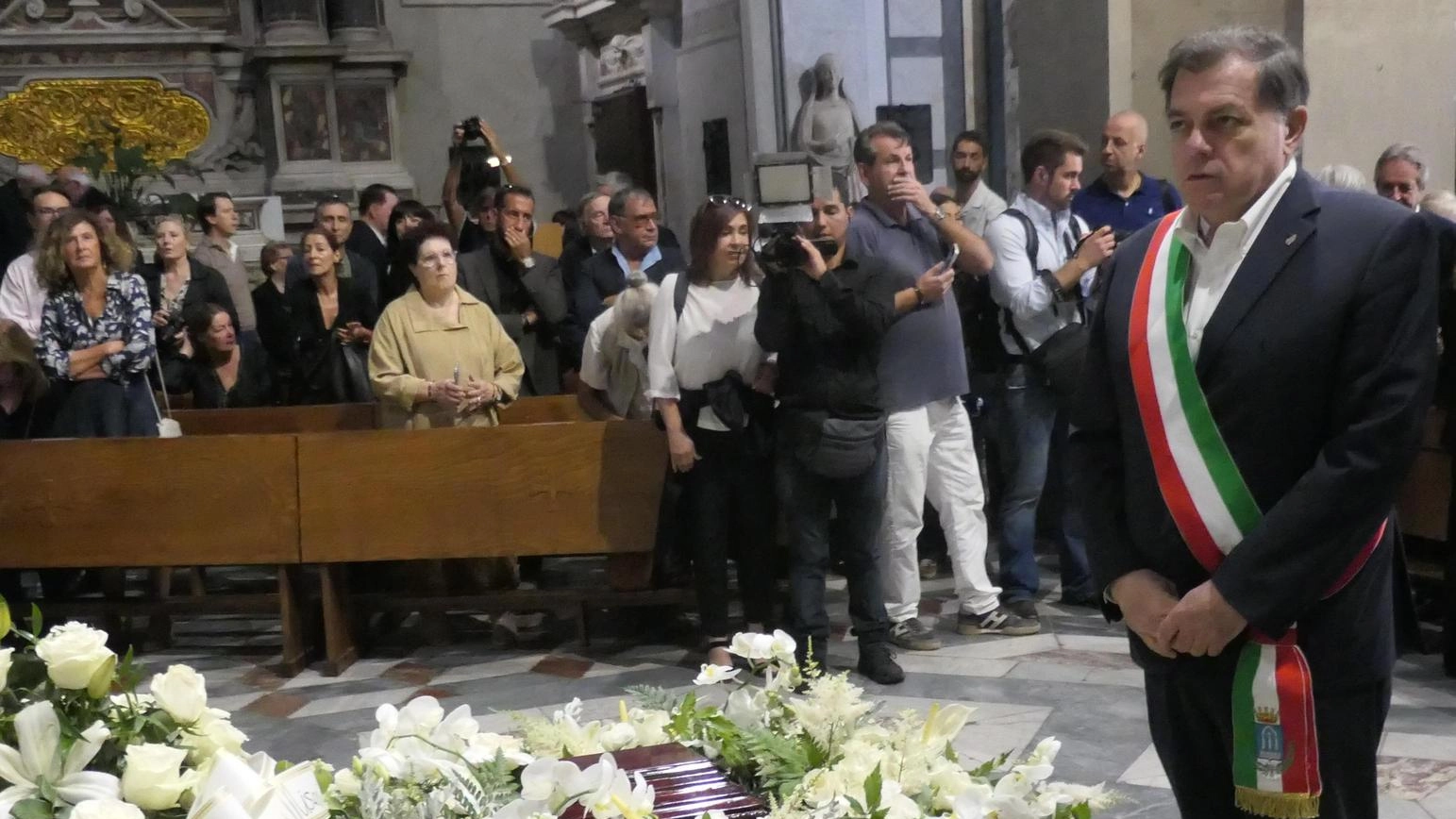 "Ciao Maestro, grazie di tutto". In 400 per l’ultimo saluto a Botero. La città si è fermata per un giorno "Ciao Maestro, grazie di tutto". In 400 per l’ultimo saluto a Botero. La città si è fermata per un giorno