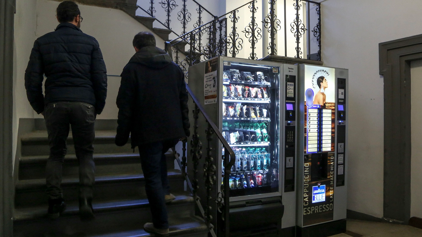 PALAZZO DEI PRIORI Uno dei distributori di bevande e snack all’interno del Municipio