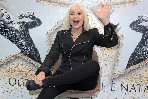 Raffaella Carrà e il suo iconico caschetto biondo
