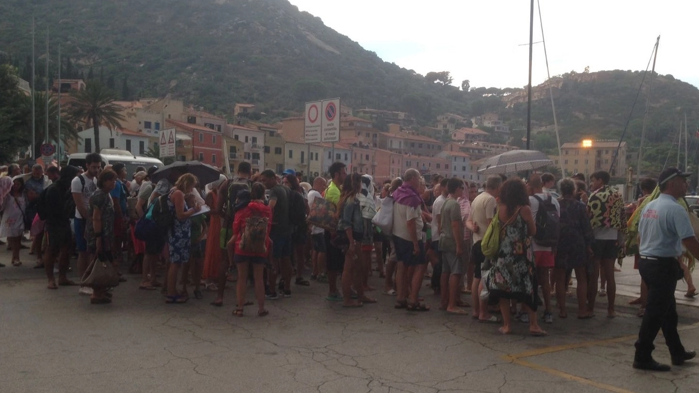 Turisti-naufraghi in attesa al porto (Foto Giglionews)