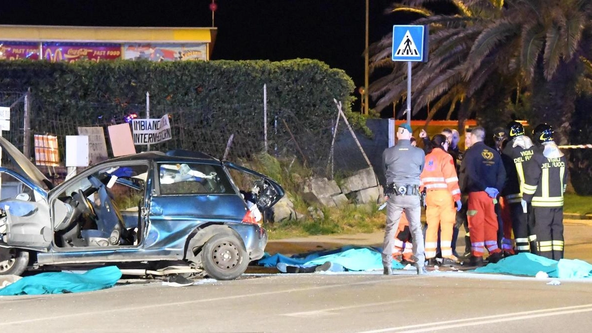 L'automobile coinvolta nell'incidente costato la vita a 4 giovani a Marina di Carrara